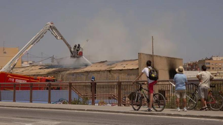 Urbanismo demolerá de inmediato la nave donde vivían indigentes