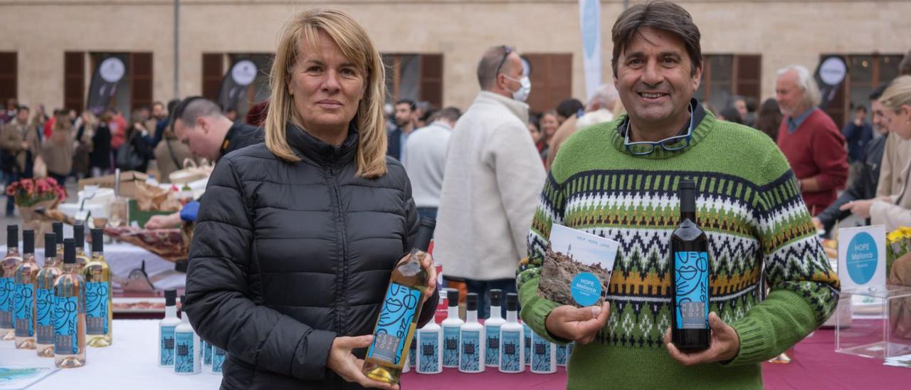 Heimke Mansfeld und ihr Mann Juan Santa Cruz Ferrer mit Hope-Weinen auf einem Benefizmarkt.