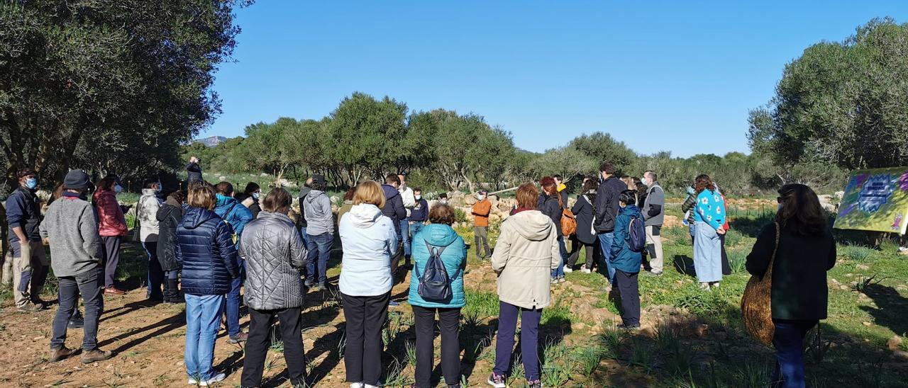 Algunos de los manifestantes en el yacimiento, durante la concentración de este lunes.