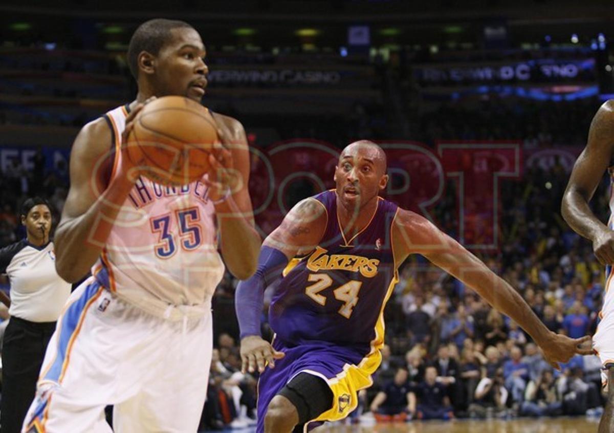 Los Angeles Lakers guard Kobe Bryant tries to run down Oklahoma City Thunder forward Kevin Durant in the second half of NBA basketball game in Oklahoma City