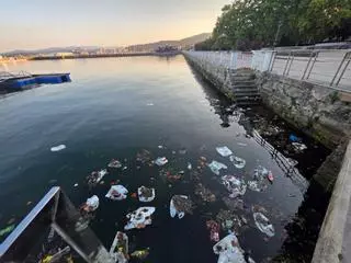 La basura de la Festa da Auga de Vilagarcía convierte la ría en un vertedero