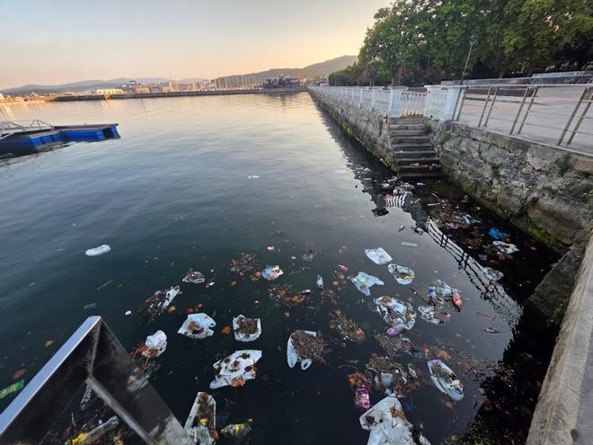 La basura de la Festa da Auga de Vilagarcía convierte la ría en un vertedero