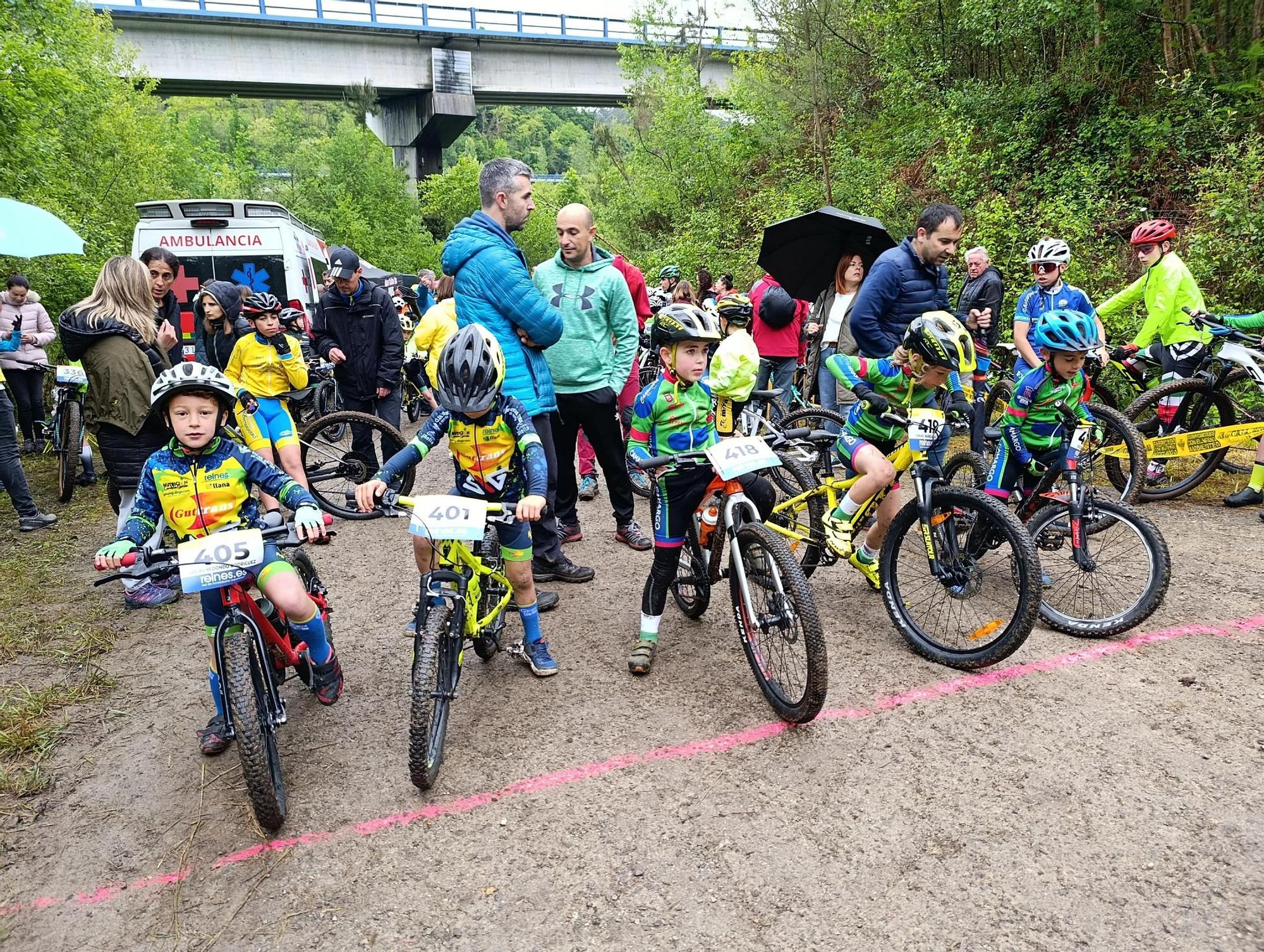 Las jóvenes promesas del ciclismo pedalean en Santa Marina, Siero