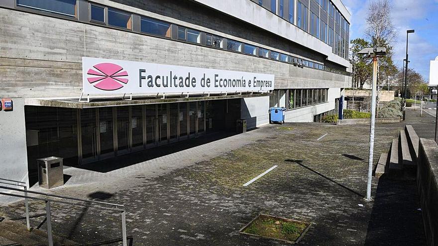 Entrada de la Facultad de Economía y Empresa del campus de Elviña, desierta por el confinamiento.