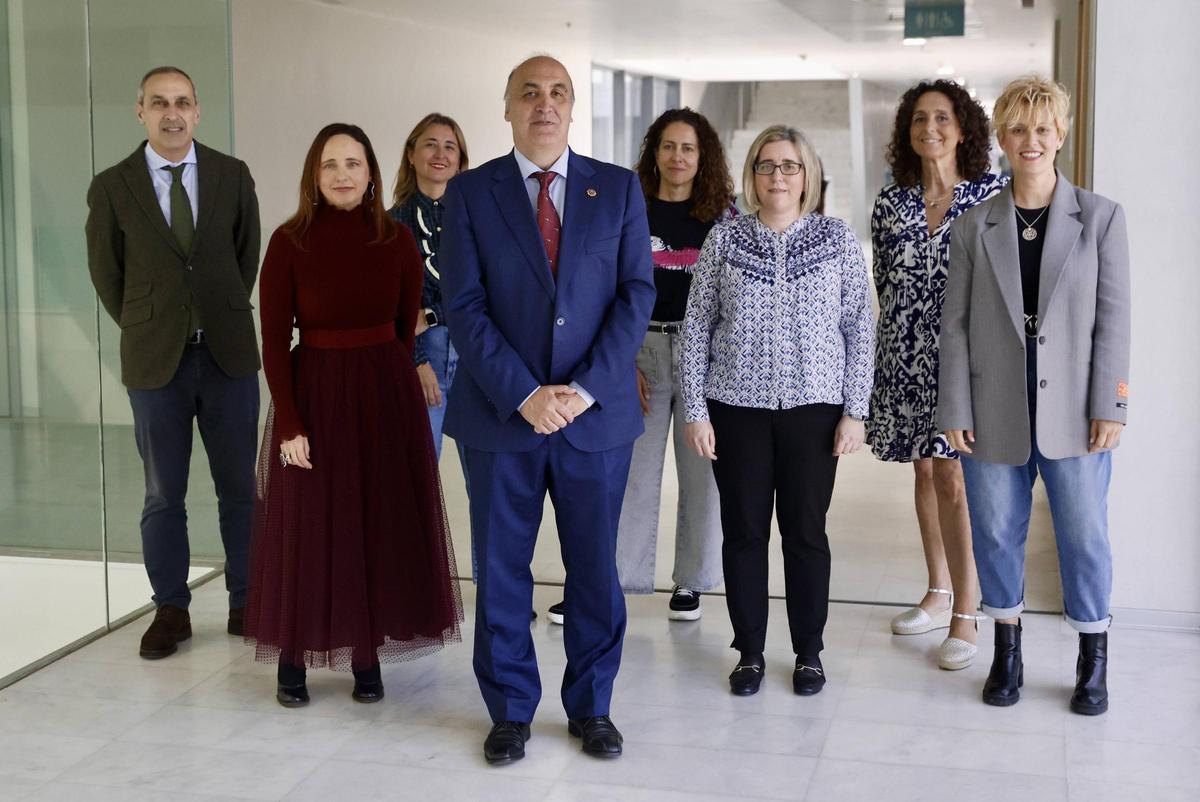 Por la izquierda, Fernando Lorenzo Álvarez, María Meana Piquero, Lucía Alonso Prieto, Javier Gómez Mendoza, Carmen Menéndez Álvarez, María Teresa Rodríguez Alonso, Elena Marqués Prendes y Ruth Muñiz Rubio, en el Palacio de Justicia de Gijón.