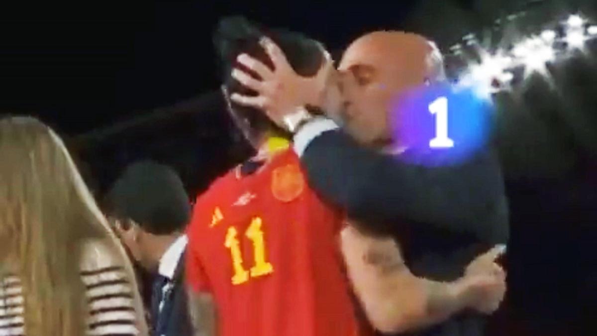 Captura de vídeo del beso de Luis Rubiales a Jenni Hermoso tras ganar el Mundial femenino en Sídney.
