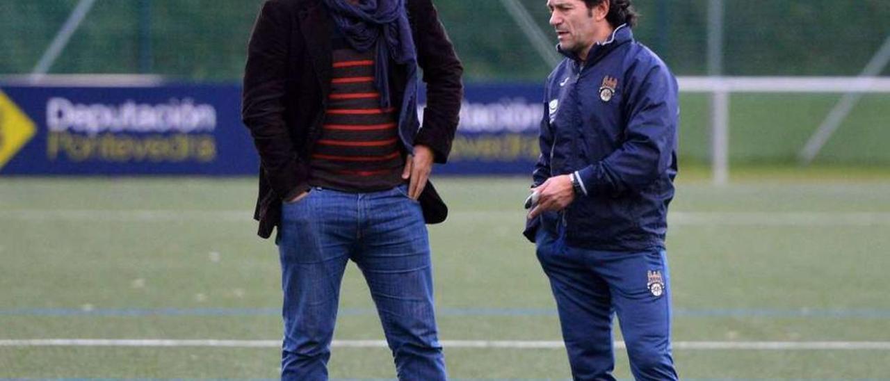 Luisito charla con Roberto Feans durante un entrenamiento celebrado en Príncipe Felipe. // G. Santos