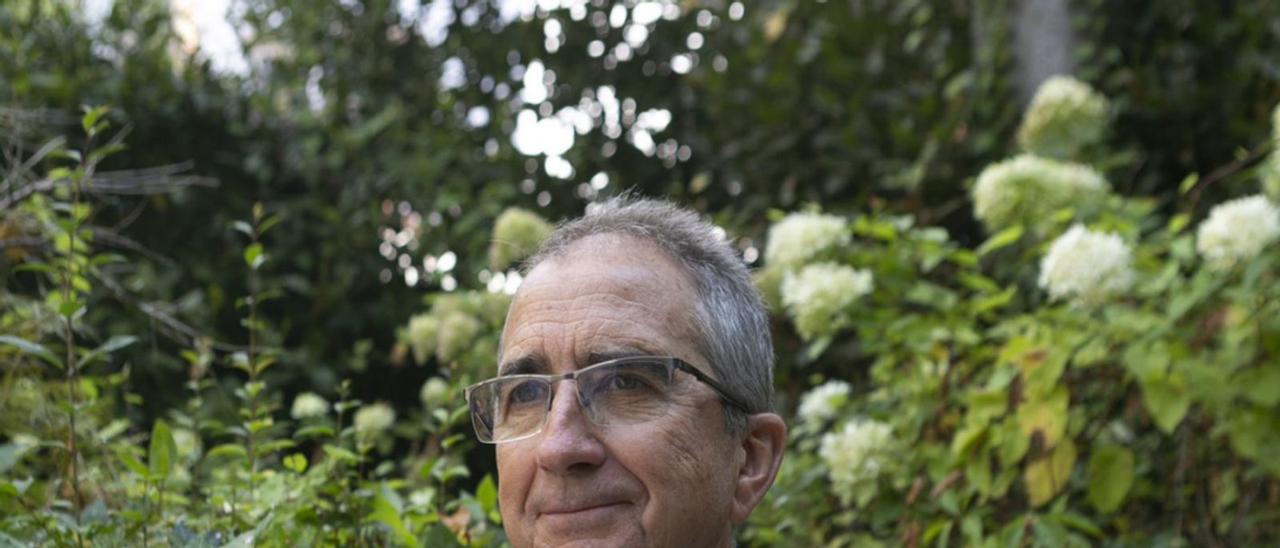 Alfonso Novales Cinca, ayer, en la terraza del hotel Palacio de Avilés. | María Fuentes