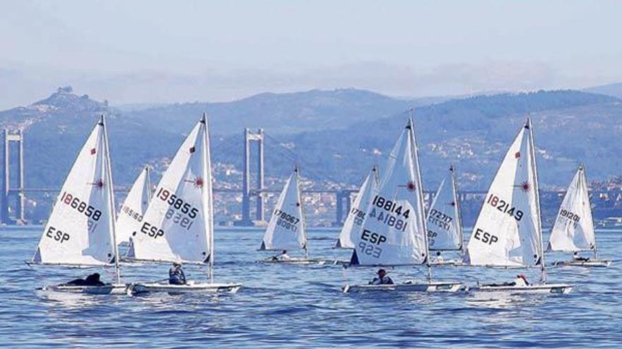 La flota esperó en el agua a que el viento se decidiera a soplar hasta la anulación de la regata.