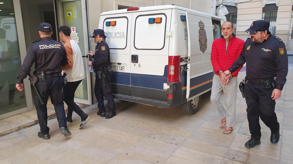 Los acusados al llegar a la Audiencia de Alicante.