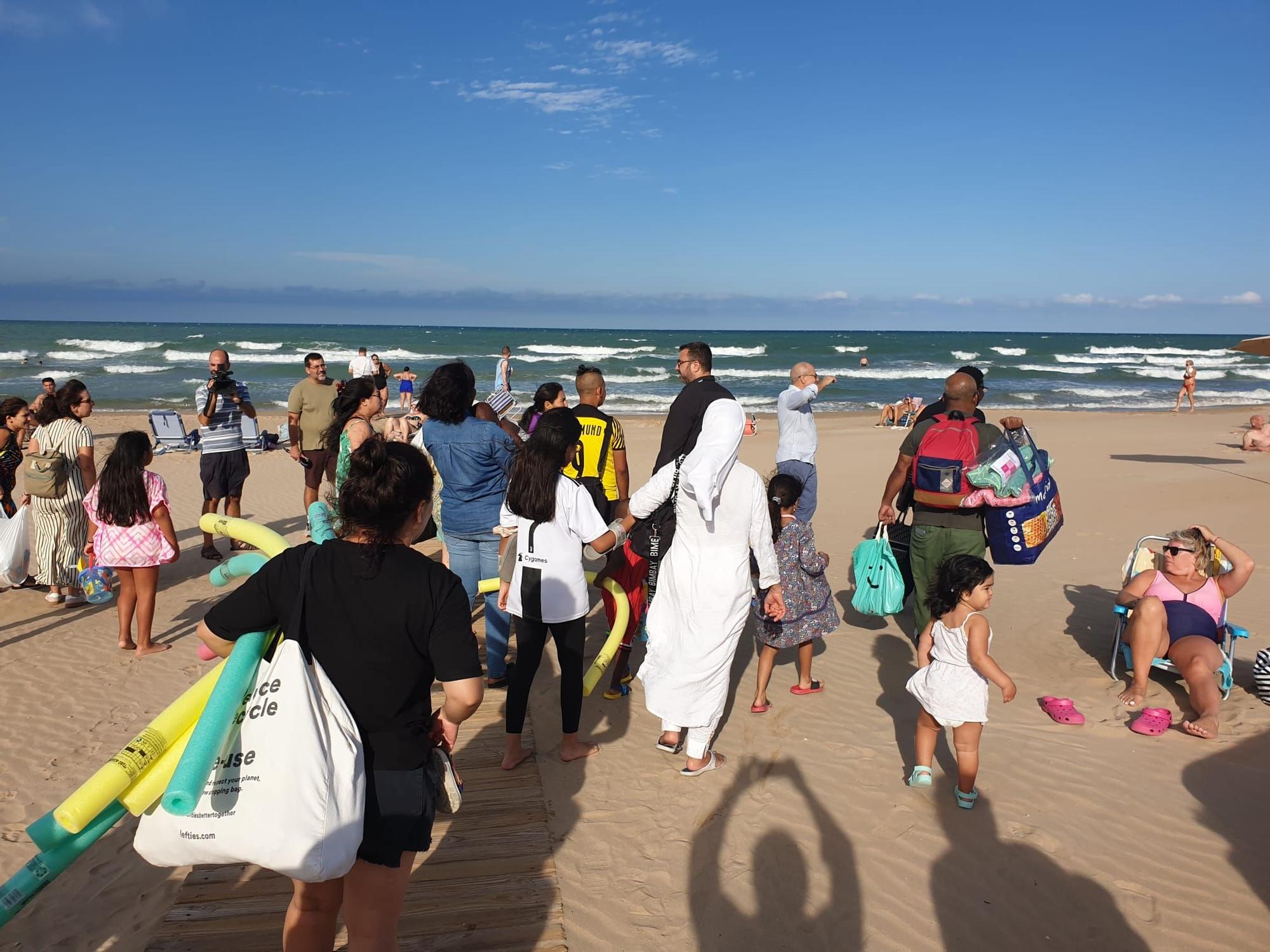 Así ha sido el encuentro de niños con el mar que nunca antes habían visto