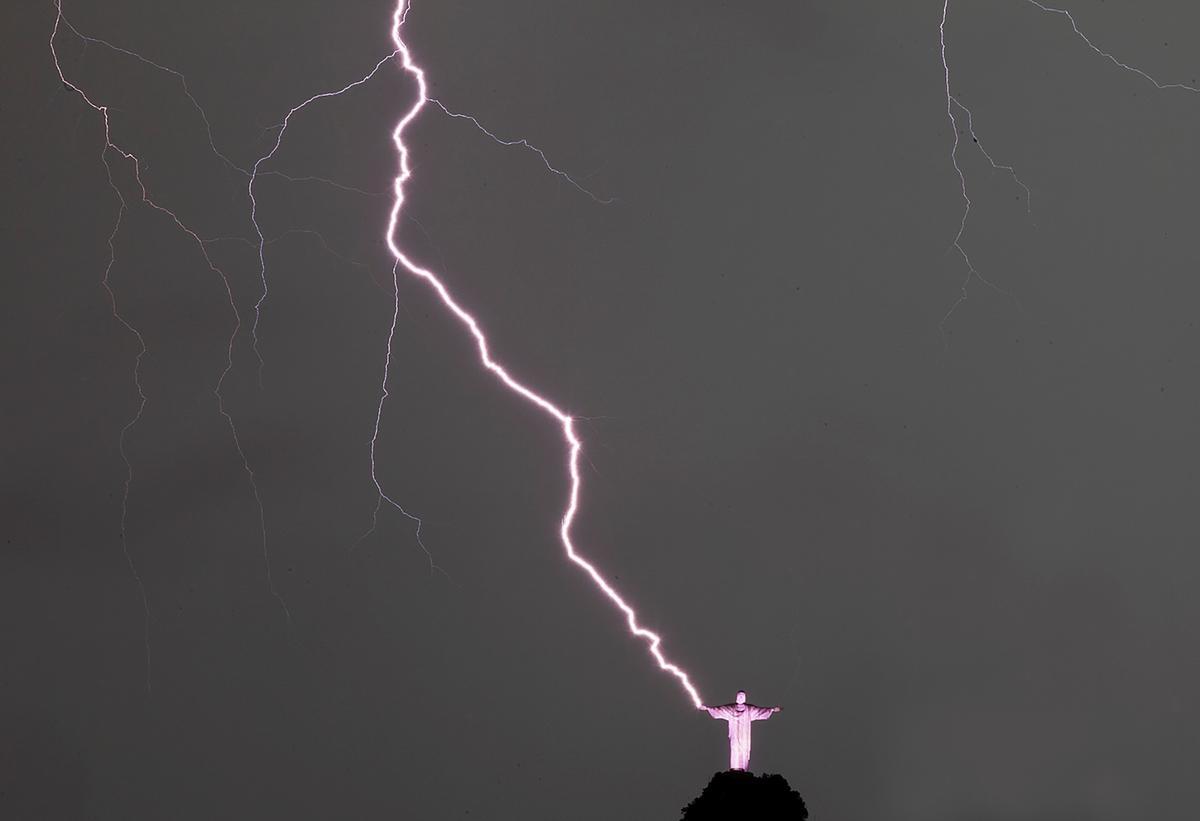 Fotografía de archivo fechada el 16 de enero de 2014 que muestra un rayo cayendo sobre la estatua del Cristo Redentor..jpg