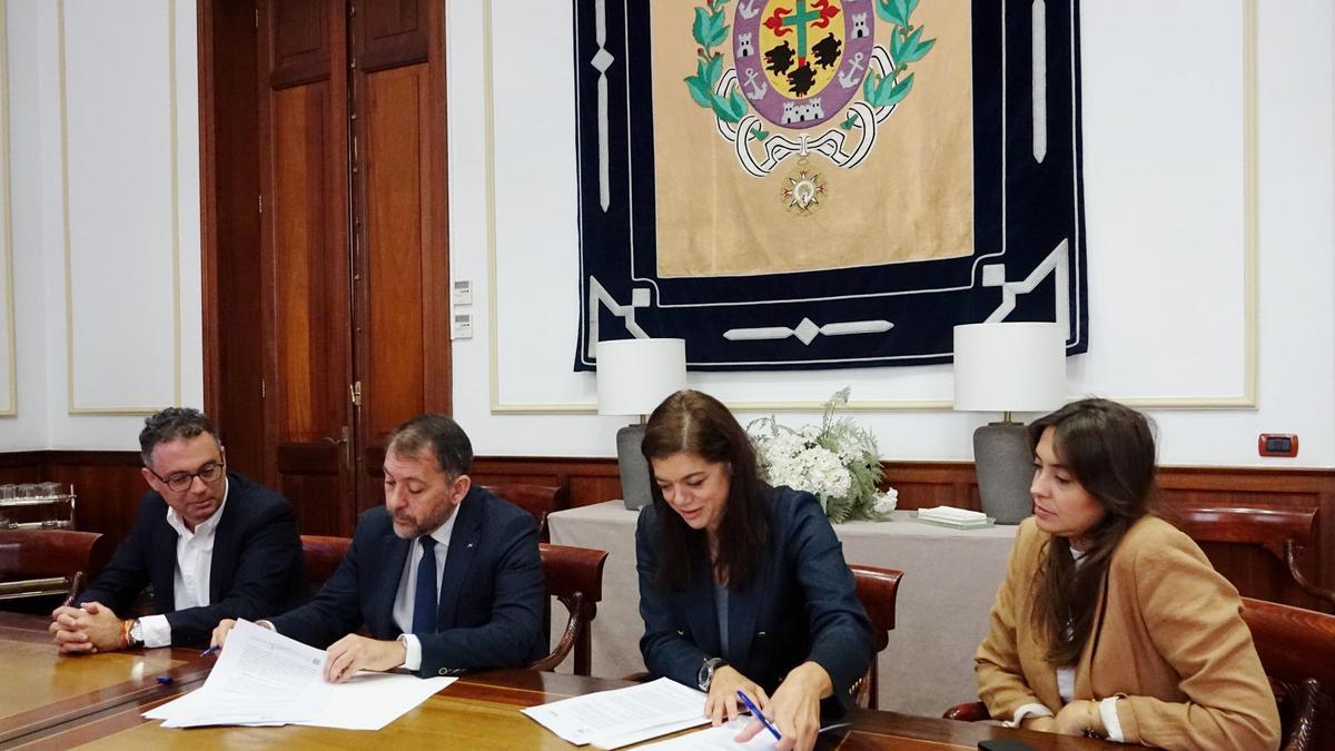 Firma de un convenio de colaboración entre el Ayuntamiento de Santa Cruz y Fundación DISA.