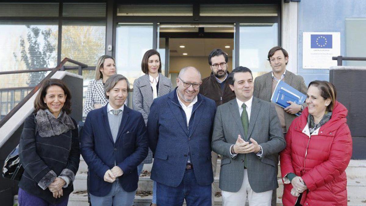 Pablo Pérez (segundo por la izqda.), Manuel Torralbo, José María Bellido y Blanca Torrent, en primera línea, en la visita a Biotech.