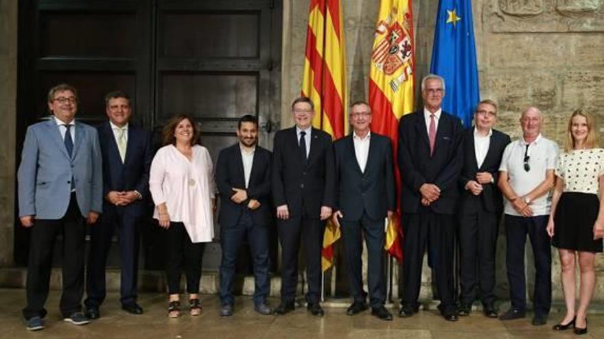 El president de la Generalitat con la empresa.