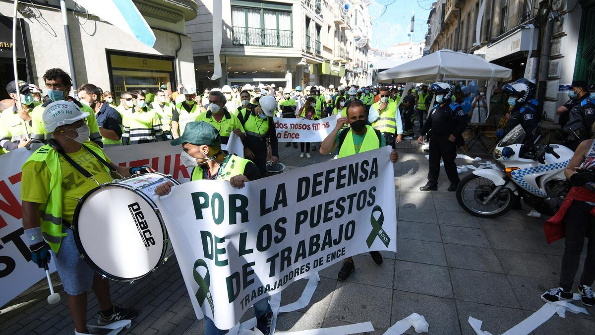 Trabajadores de Ence y auxiliares cortan el tráfico en los accesos a Pontevedra