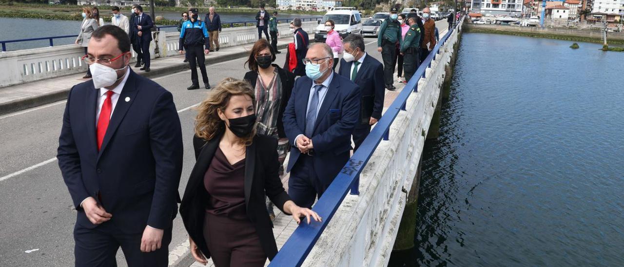 Adrián Barbón y Raquel Sánchez –en primer término– y Gimena Llamedo y Ramón Canal –justo detrás– caminando por el puente de Ribadesella que será ampliado.
