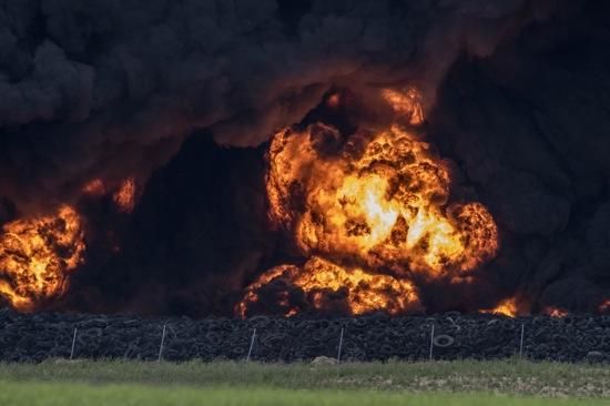 Espectacular incendi de pneumàtics a Seseña