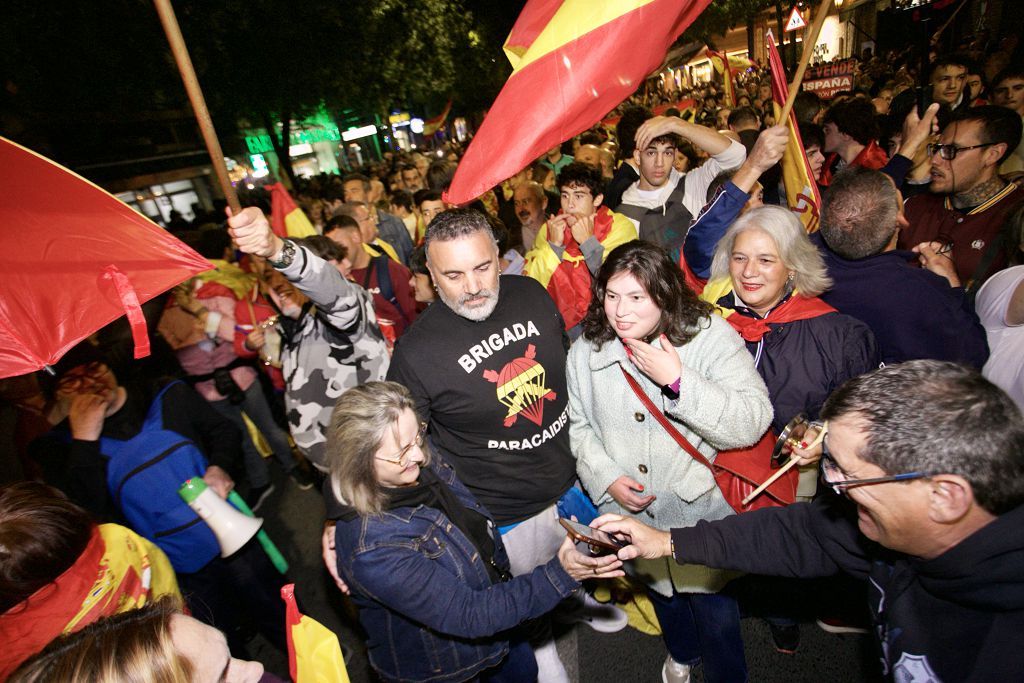 Cientos de manifestantes vuelven a asediar la sede del PSOE en Murcia