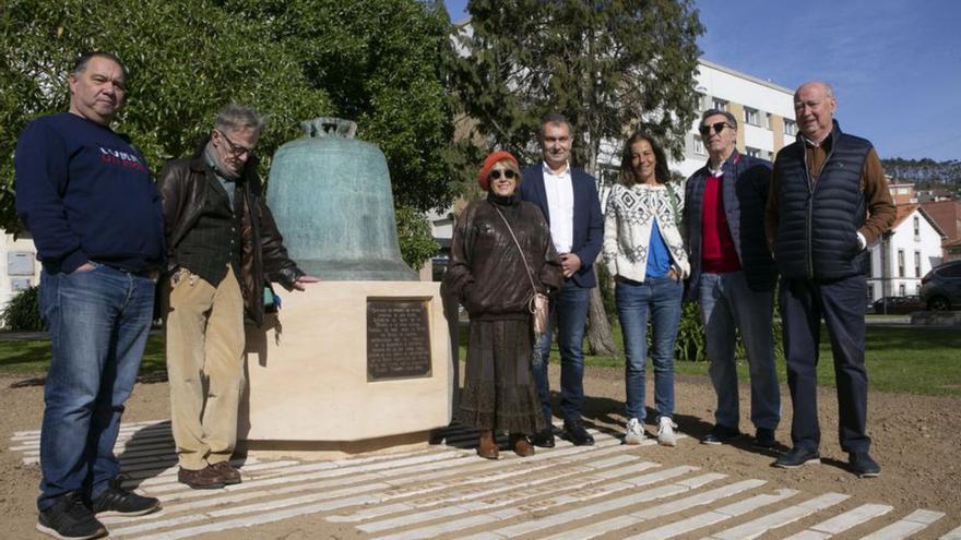 La antigua campana de la Torre del Reloj de Luanco ya luce sobre una peana en la plaza del Ayuntamiento