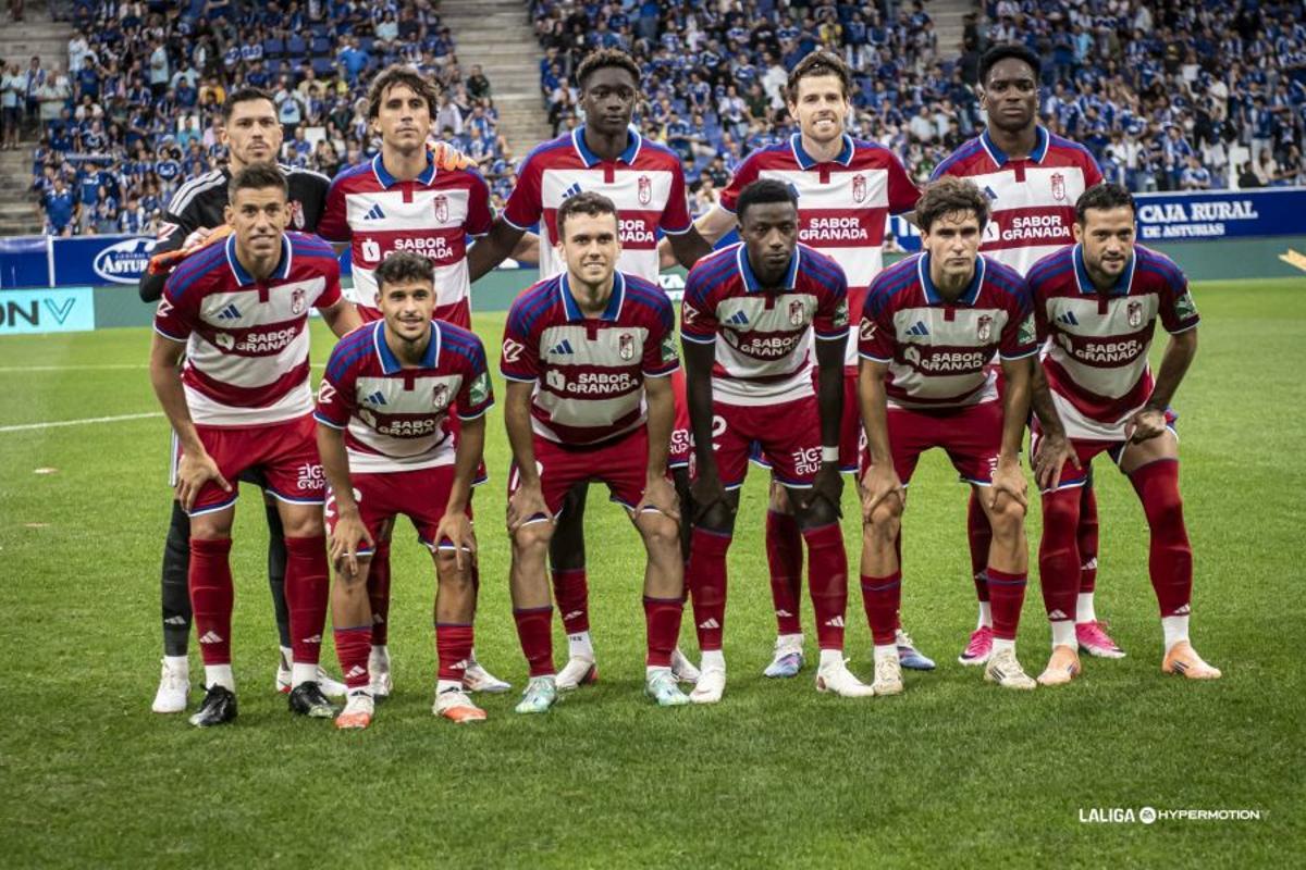 Arriba a la derecha formando parte del once inicial del Granada en Oviedo.