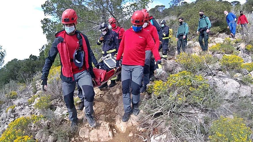 Dos imágenes de los bomberos llevando en camilla al herido desde la cima de es Cap Nunó hasta donde se encontraba la ambulancia, a unos 400 metros.