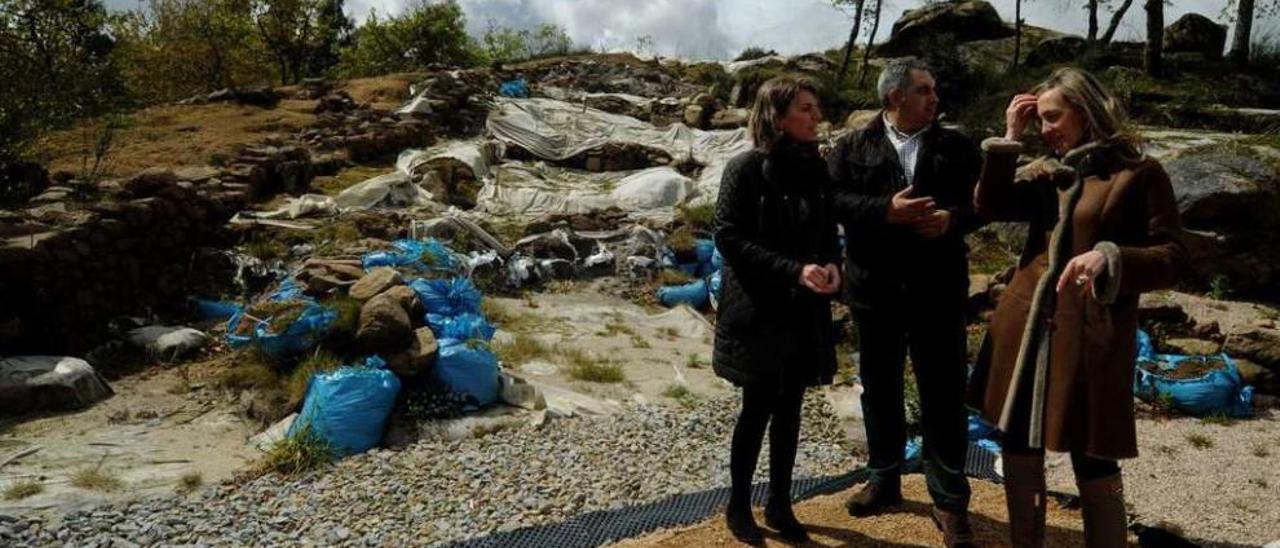 Luis Aragunde, Salomé Peña y Luisa Piñeiro, en el Monte do Castro. // Iñaki Abella