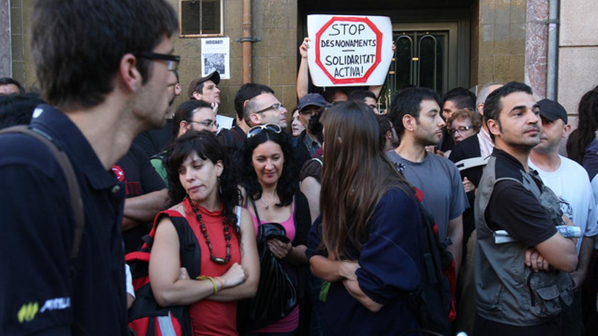 Concentrados en la calle Gran de Sant Andreu para evitar el desahucio de una familia.