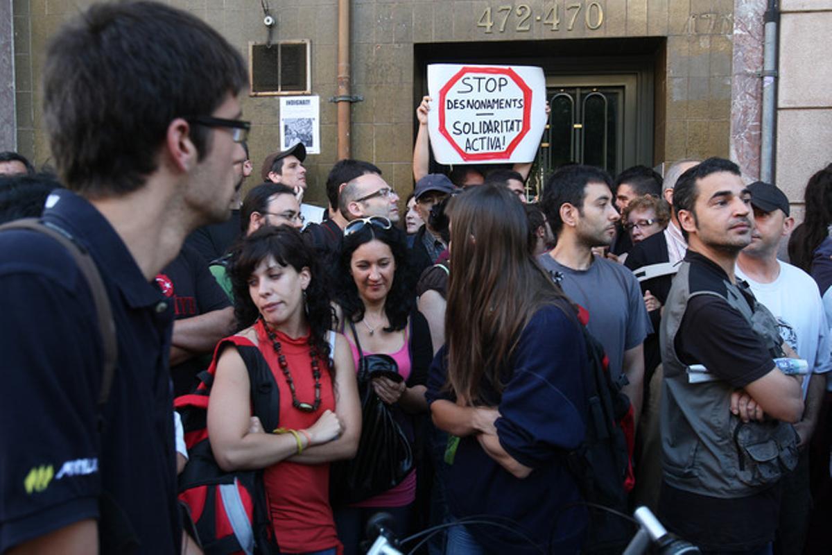 Concentrados en la calle Gran de Sant Andreu para evitar el desahucio de una familia.