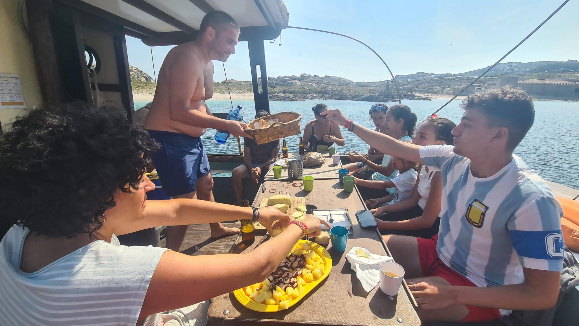 De visita en las Islas Atlánticas de Galicia a bordo del aula flotante "Chasula".