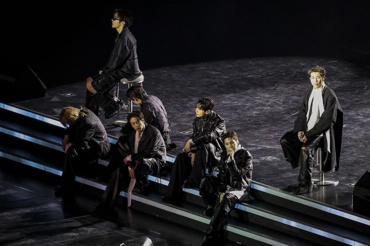 El grupo de K-pop BTS actúa en el escenario durante el concierto ‘BTS THE COMEBACK LIVE | ARIRANG’ en la plaza Gwanghwamun, en el centro de Seúl, Corea del Sur