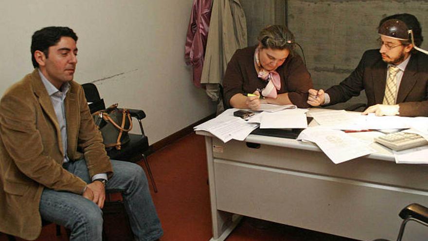 Tres abogados comparten espacio en las dependencias del juzgado de guardia. / casteleiro