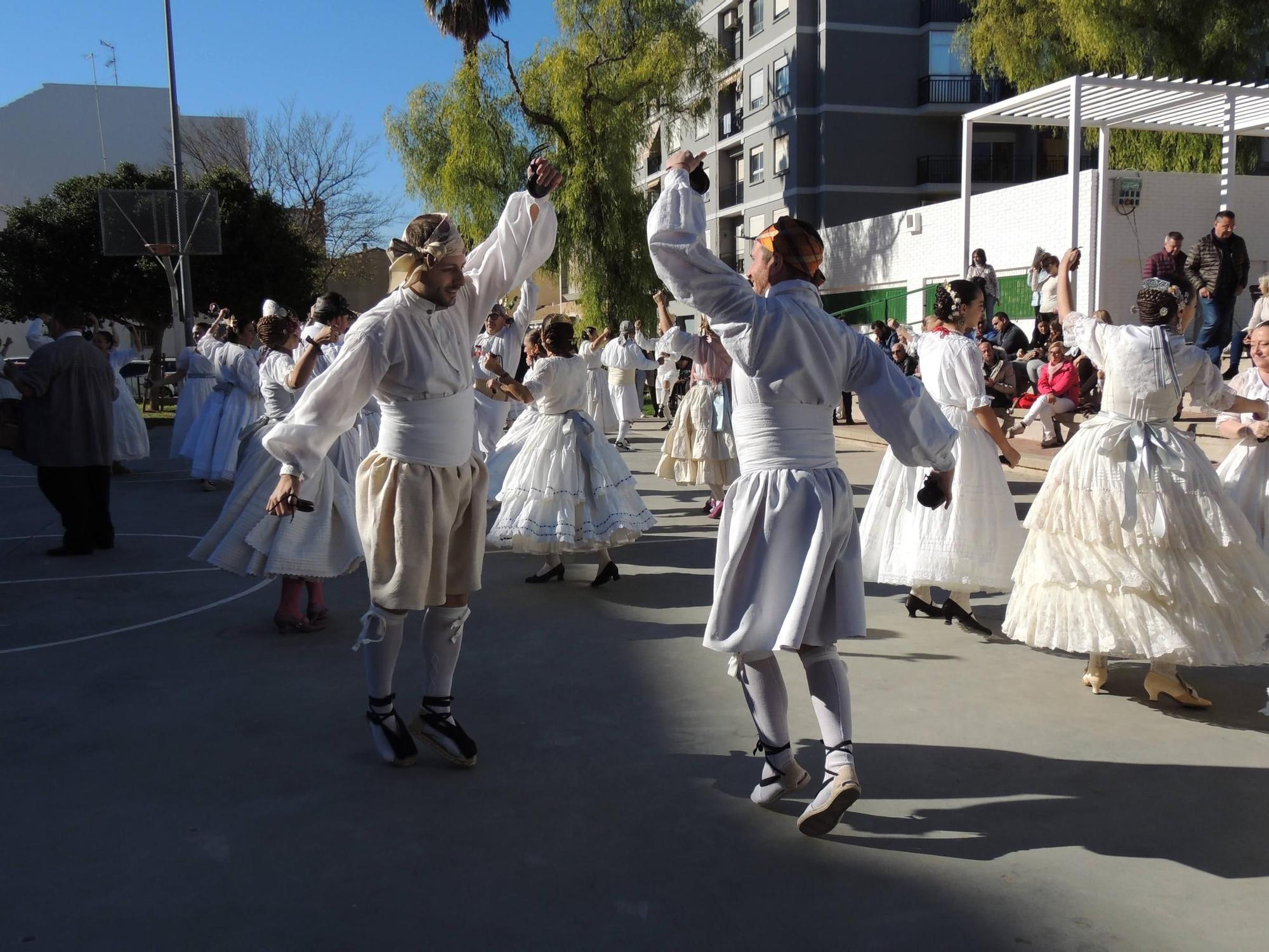 Así fue la espectacular "dansà" en ropa interior de la falla Mont de Pietat