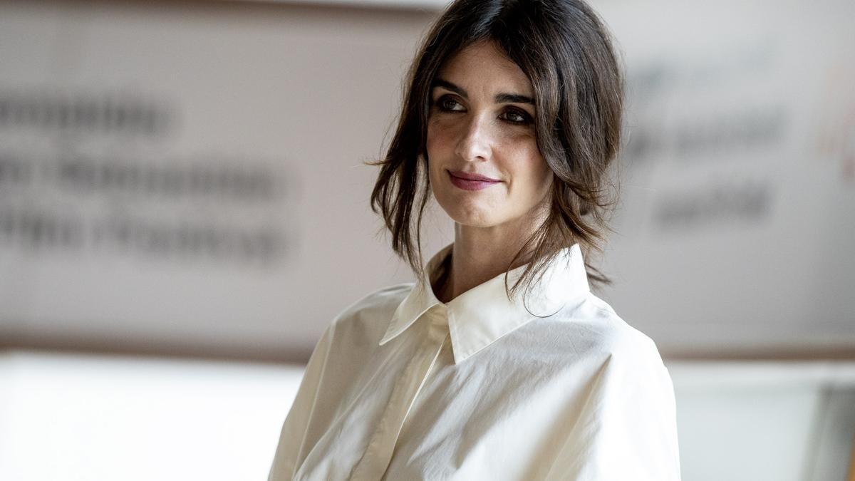 Paz Vega apuesta por un maquillaje en tonos tierra, obra de Ivan Gómez para Chanel, en el Festival de Cine de San Sebastián