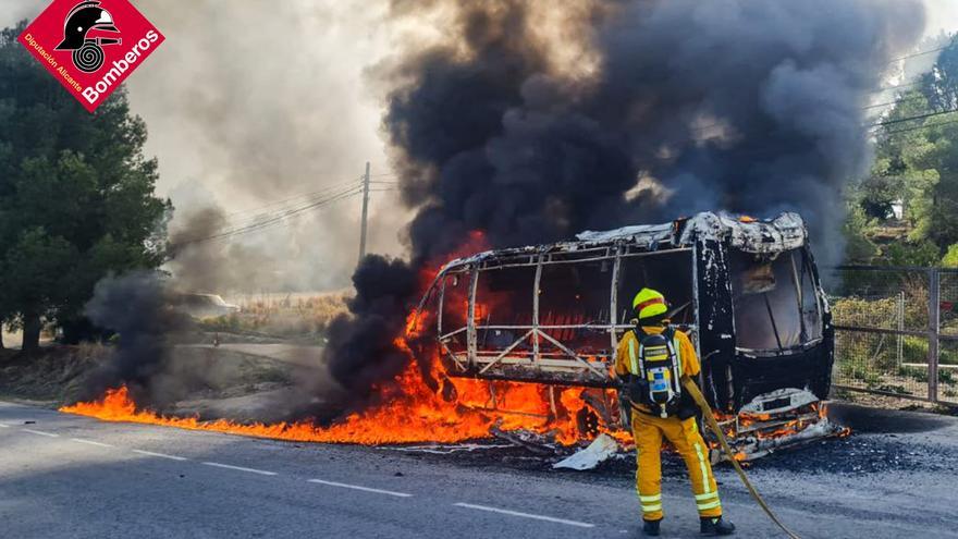 Un incendio calcina un microbus en la carretera de Altea La Vella