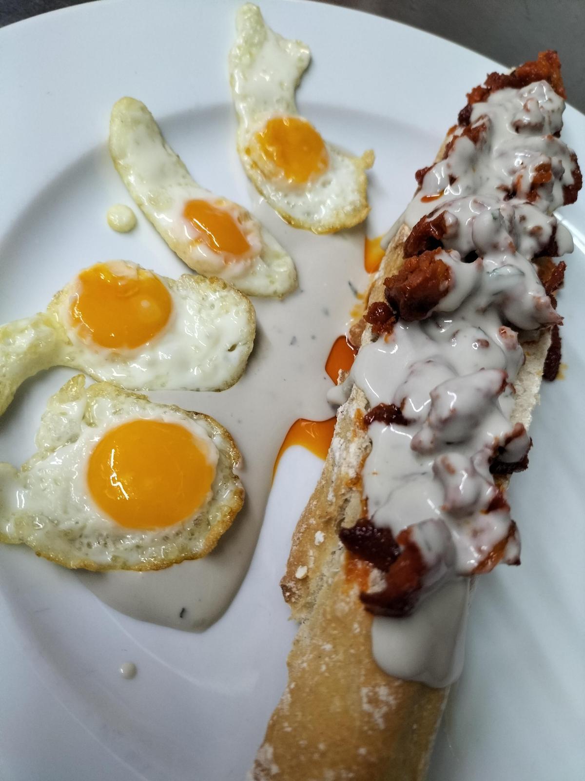 Tosta de picadillo con queso azul y huevos de codorniz