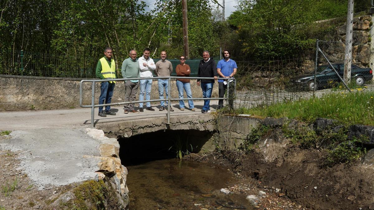 Responsables municipales, técnicos y representantes de la empresa, este jueves, durante la visita a la zona de obras.
