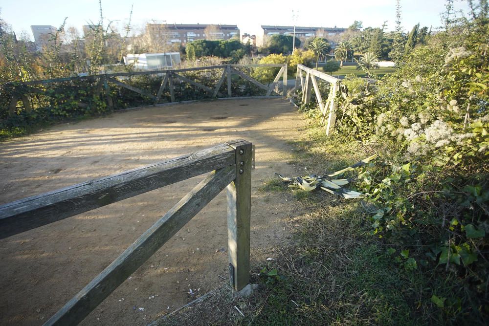 El parc del Migdia té la senyalització i el mirador trencats i en mal estat