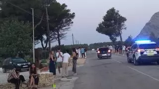 Decenas de jóvenes bloquean una carretera del Montgó en Xàbia al salir de una discoteca