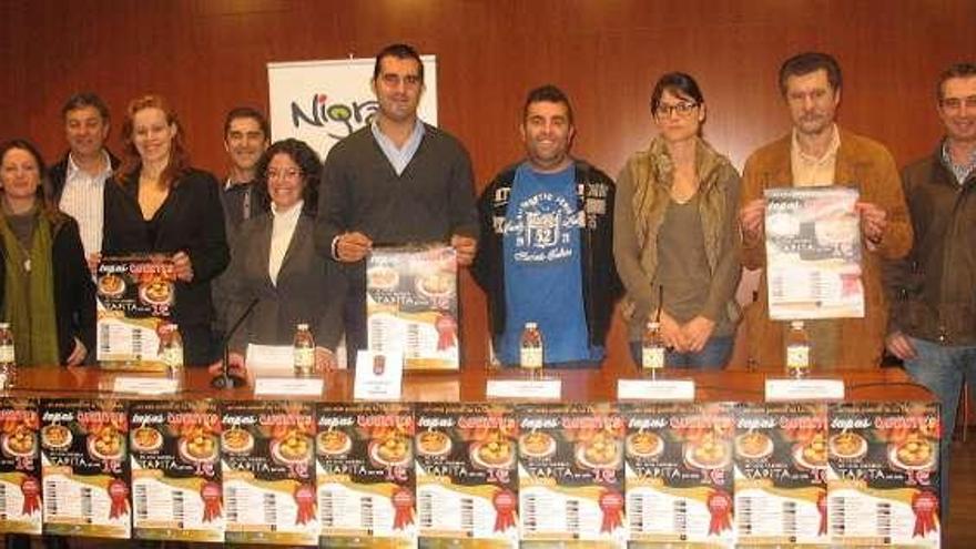 Presentación de la campaña &quot;Tapas quentes&quot; ayer en Nigrán.