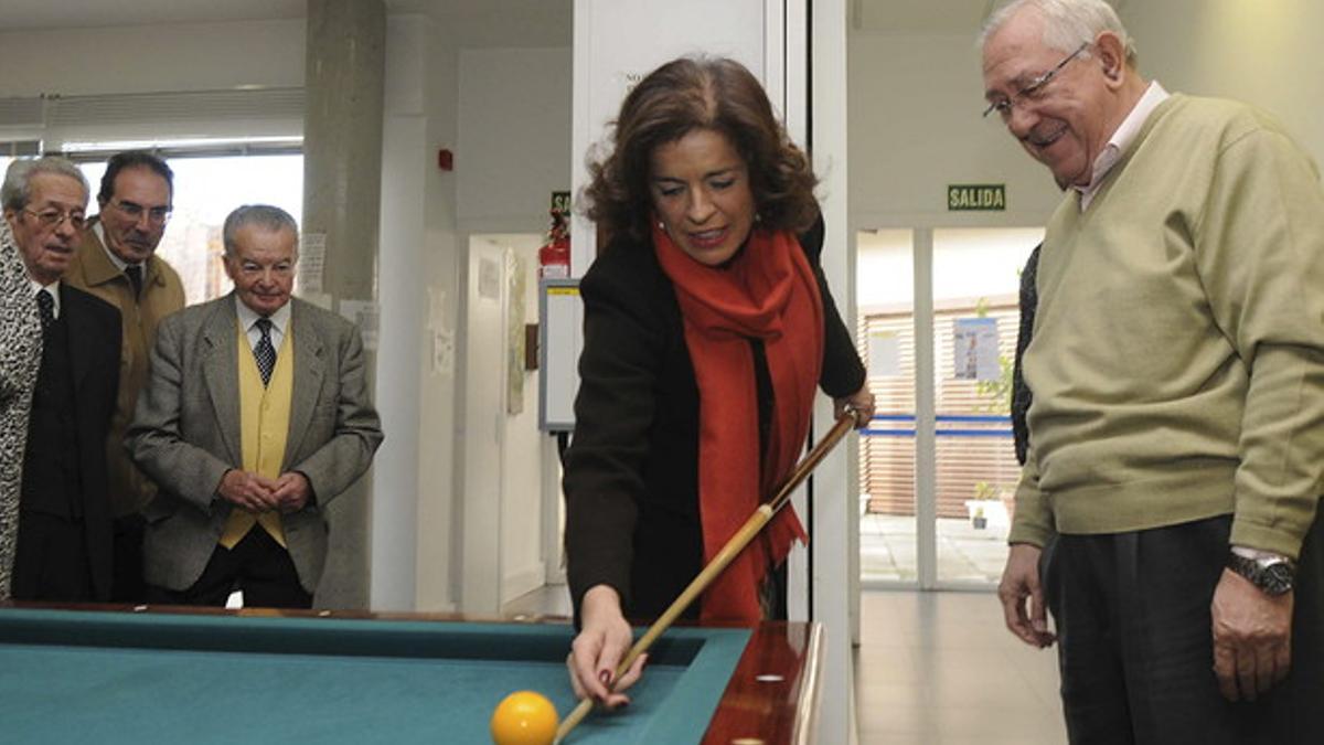 Ana Botella hizo las polémicas declaraciones sobre Burgos durante su visita la centro municipal de mayores Pío Baroja, en Madrid, ayer.
