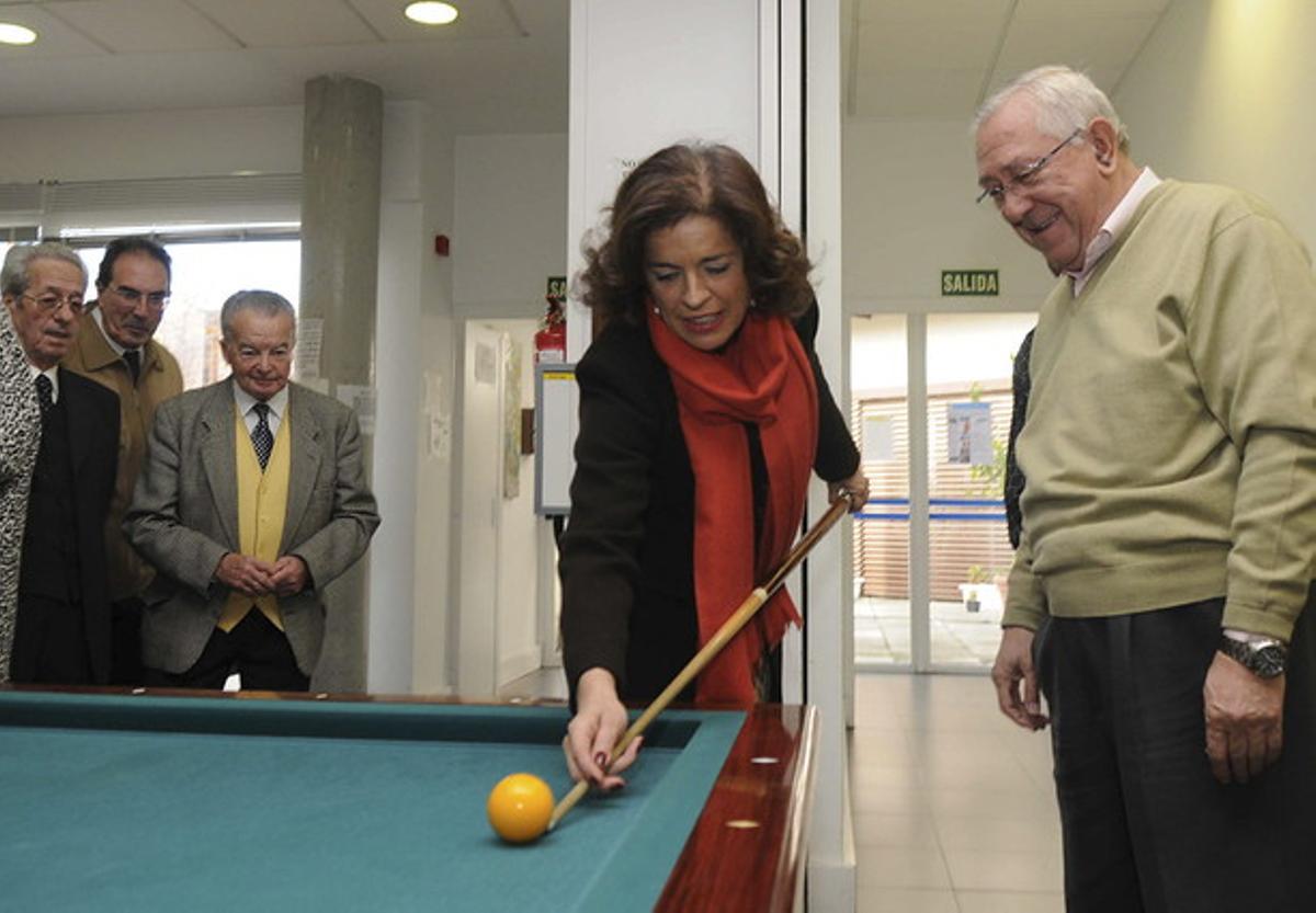 Ana Botella va fer les polèmiques declaracions sobre Burgos durant la seva visita al centre municipal de gent gran Pío Baroja, a Madrid, ahir.