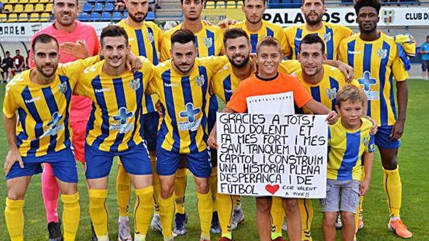 Biel Vargas, amb els jugadors del Palamós abans del partit contra l&#039;Olot.