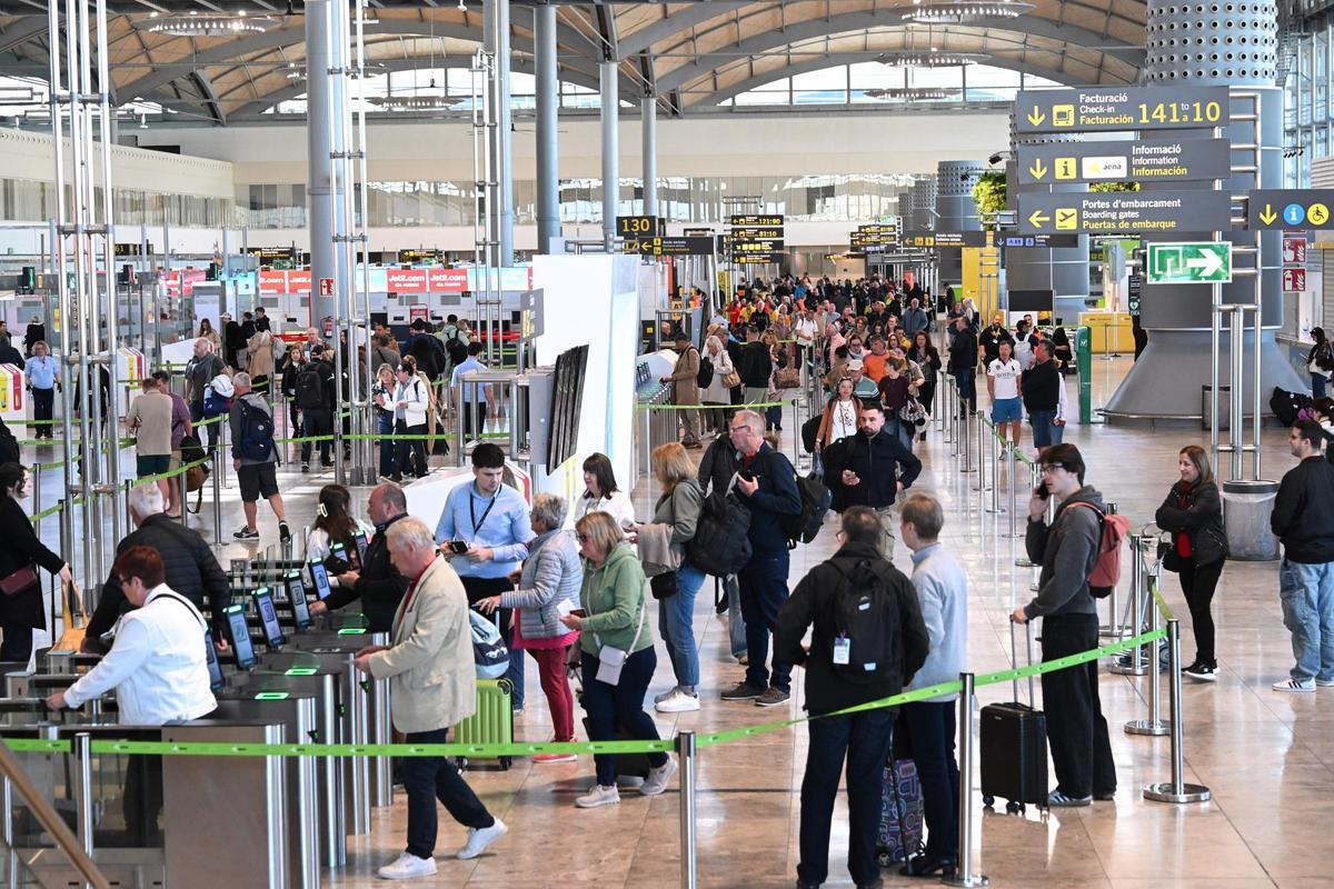 Pasajeros en la terminal de Alicante-Elche esta Semana Santa.