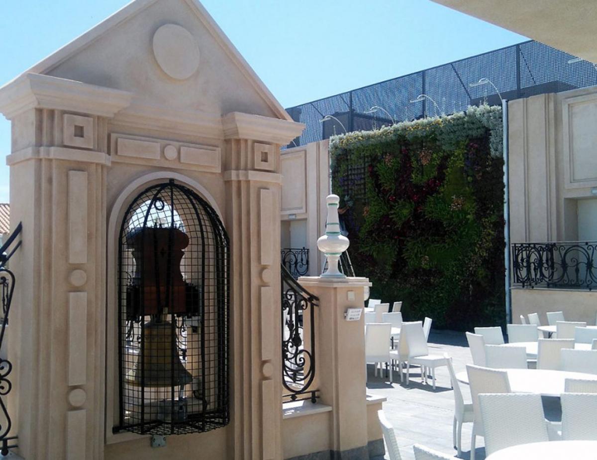 Casa Moral, en Los Palacios, el restaurante de Sevilla que tiene su propia capilla