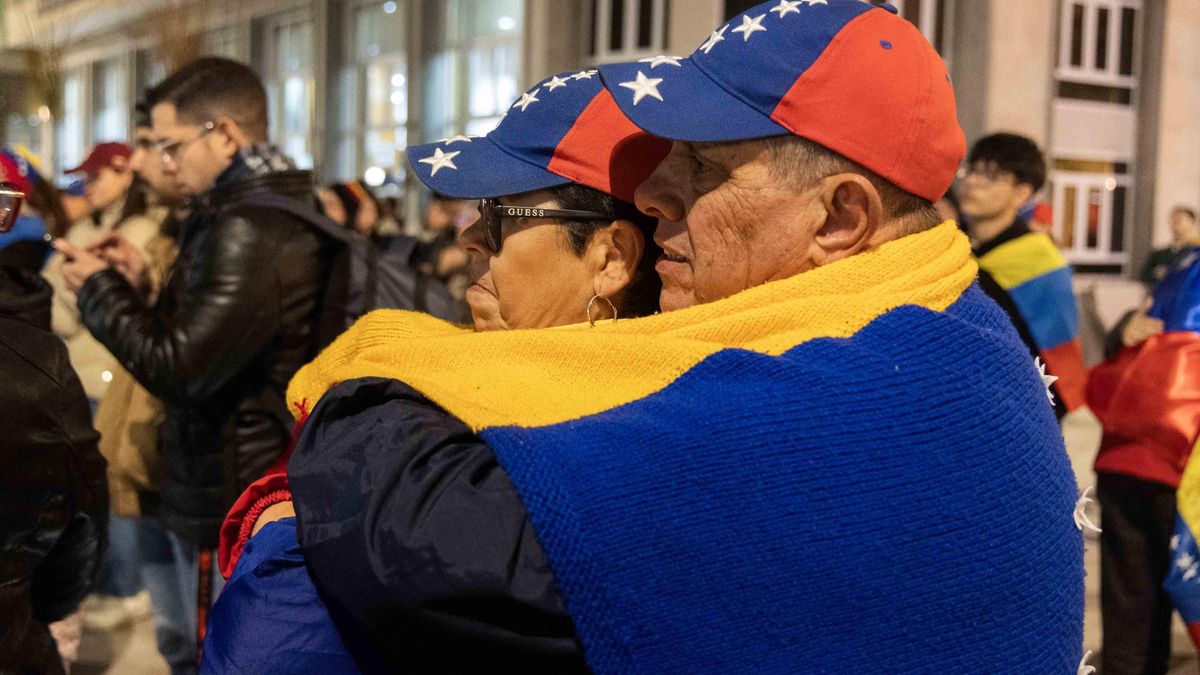 Los venezolanos protestan en Alicante por la toma de posesión de Maduro