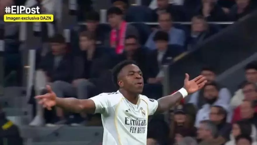 Un aficionado le tira una piel de plátano a Vinicius