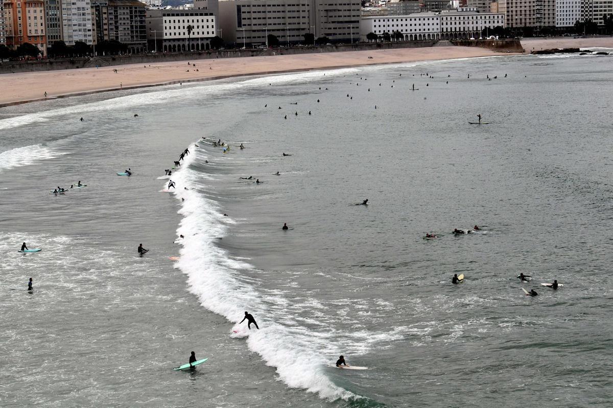 El oleaje en el Orzán anima a los surfistas de A Coruña a subirse a las tablas El oleaje en el Orzán anima a los surfistas de A Coruña a subirse a las tablas