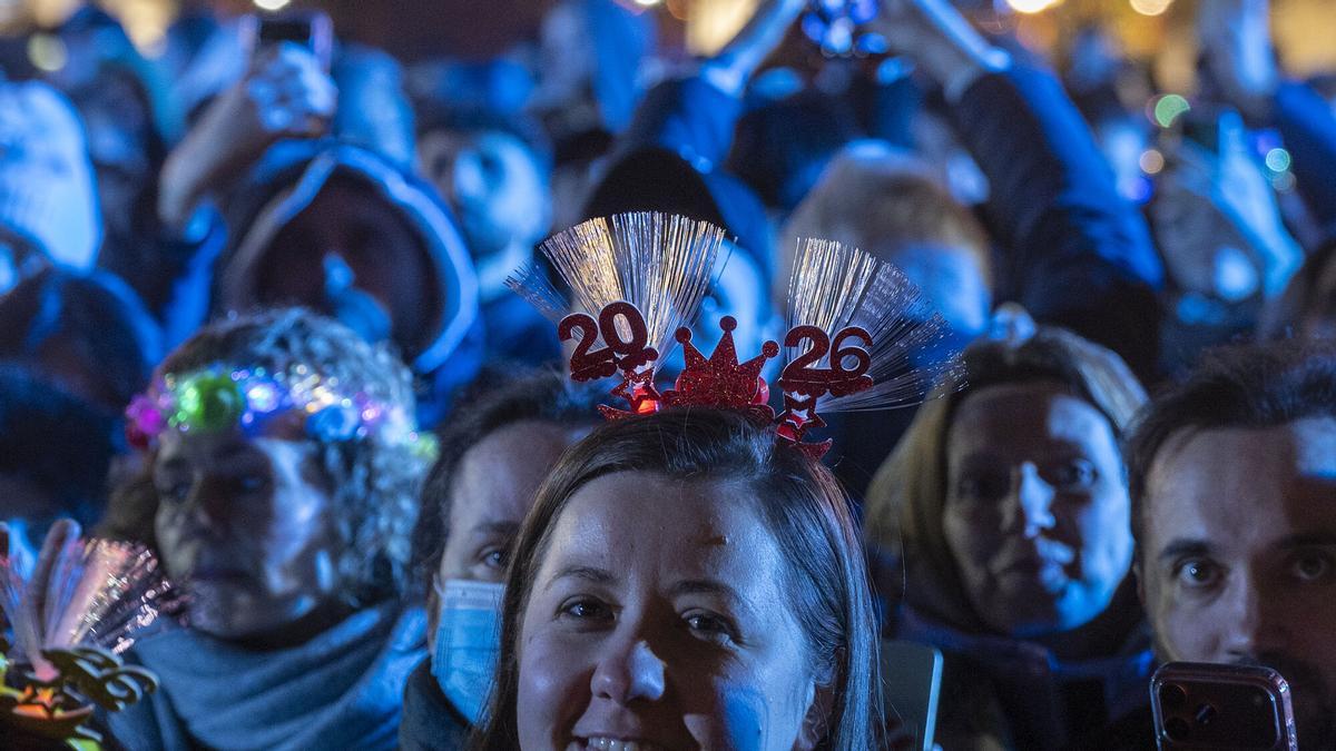 Celebración del Fin de Año, la pasada noche en la avenida de María Cristina, en Barcelona.
