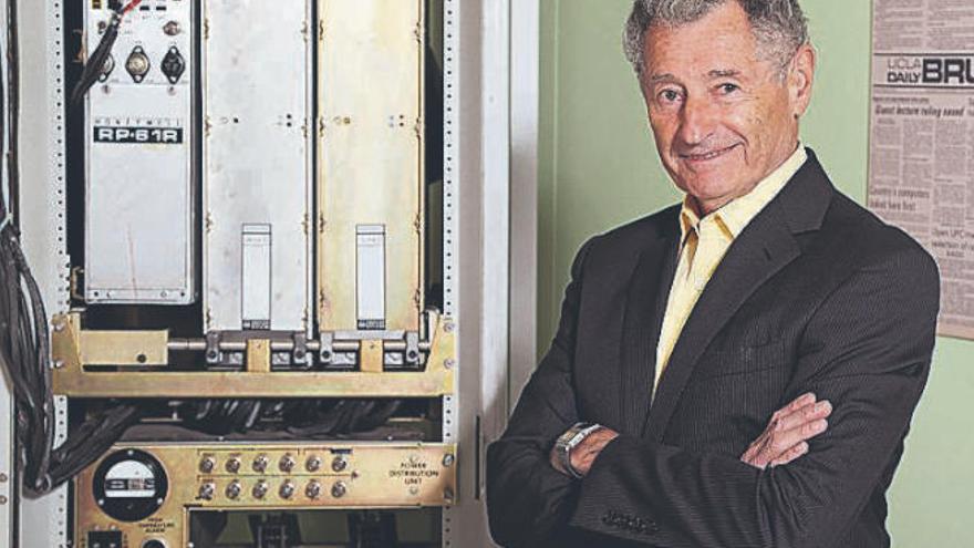 Leonard Kleinrock posa junto a un antiguo ordenador.